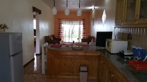 Bungalow Familial, plusieurs lits, vue océan, en front de plage | Cuisine privée | Réfrigérateur, micro-ondes, four, plaque de cuisson