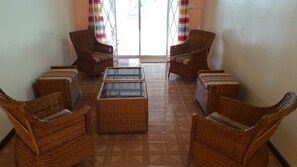 Familjebungalow - flera sängar - havsutsikt - mot vattnet | Vardagsrum | Platt-tv och betalfilmer