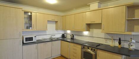Deluxe Apartment, 1 Bedroom | Private kitchen | Fridge, microwave