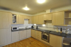 Deluxe Apartment, 1 Bedroom | Private kitchen