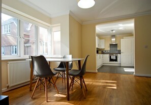 Dining - Room and Roof Southampton Apartments (Southampton)