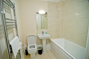 Combined shower/bathtub, hair dryer - Room and Roof Southampton Apartments (Southampton)