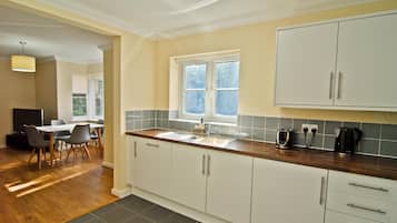 Fridge, microwave, oven, coffee/tea maker