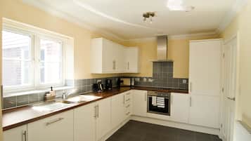 Fridge, microwave, oven, coffee/tea maker