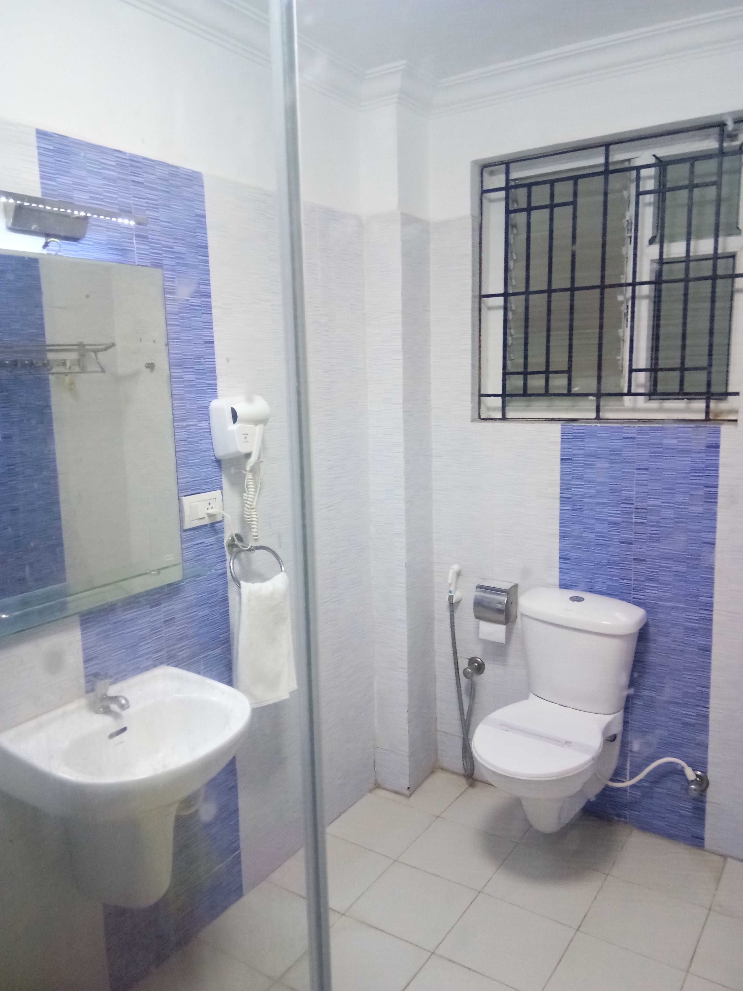 twin cot room with attached bathroom | bathroom | combined shower/bathtub, free toiletries, towels