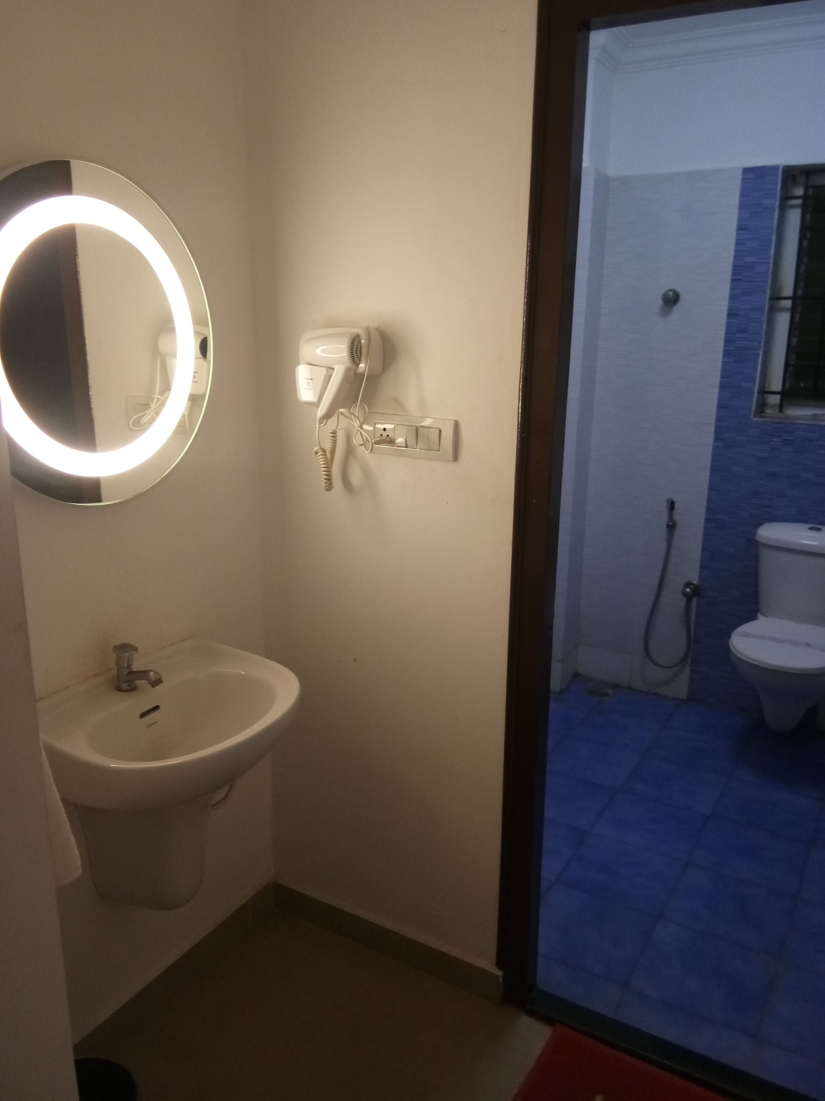 combined shower/bathtub, free toiletries, towels