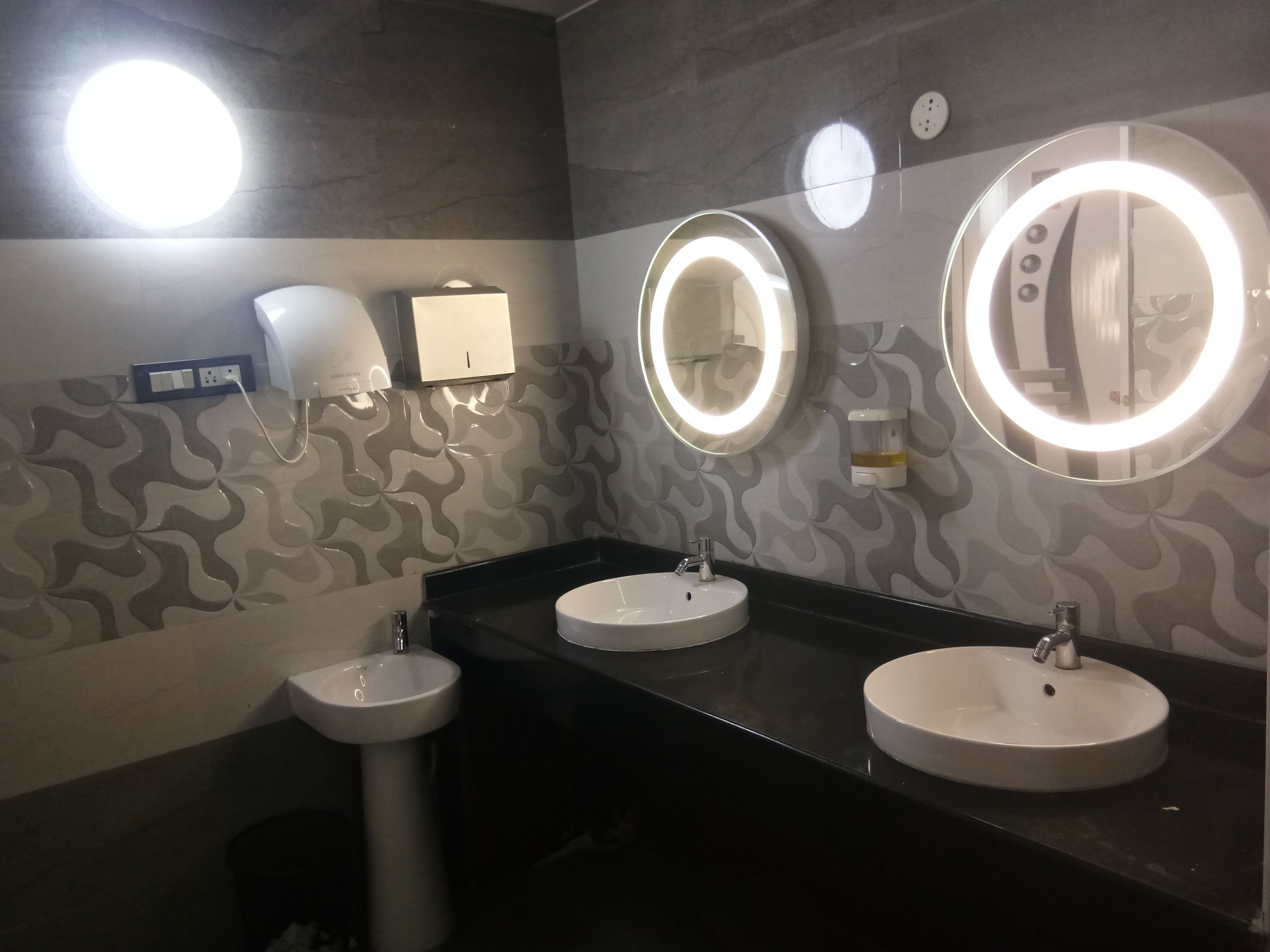 combined shower/bathtub, free toiletries, towels