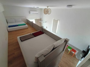 Muebles diferentes, cortinas blackout y wifi gratis 