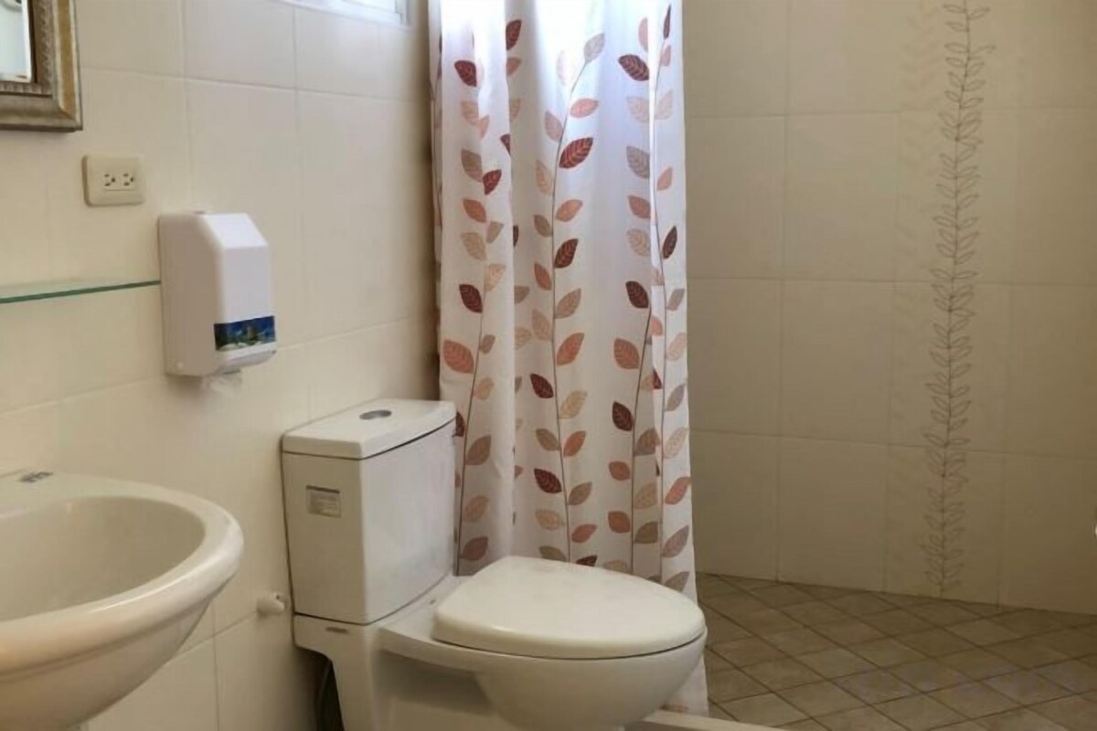 Dusche, kostenlose Toilettenartikel, Haartrockner, Hausschuhe
