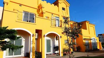 Vista frontal de la propiedad