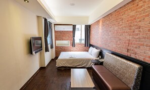 Escritorio, cortinas blackout, sistema de insonorización y wifi gratis