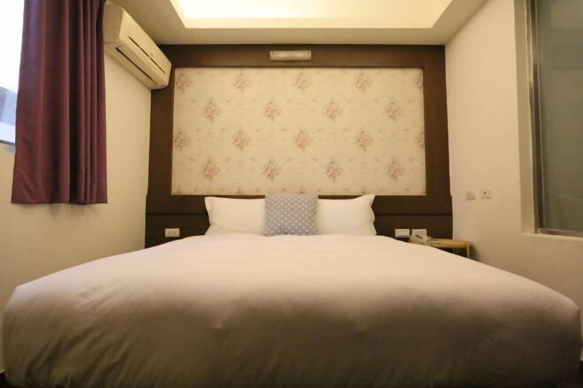 Desk, blackout drapes, soundproofing, free WiFi