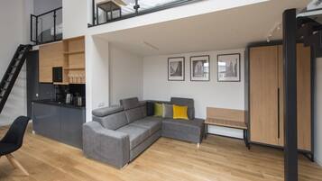 Superior appartement, balkon, op tussenverdieping | Woonruimte | Flatscreentelevisie