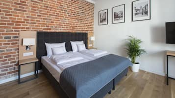 Luxe beddengoed, een bureau, geluiddichte muren