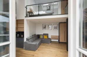 Superior-Apartment, Balkon, Zwischengeschoss | Wohnzimmer