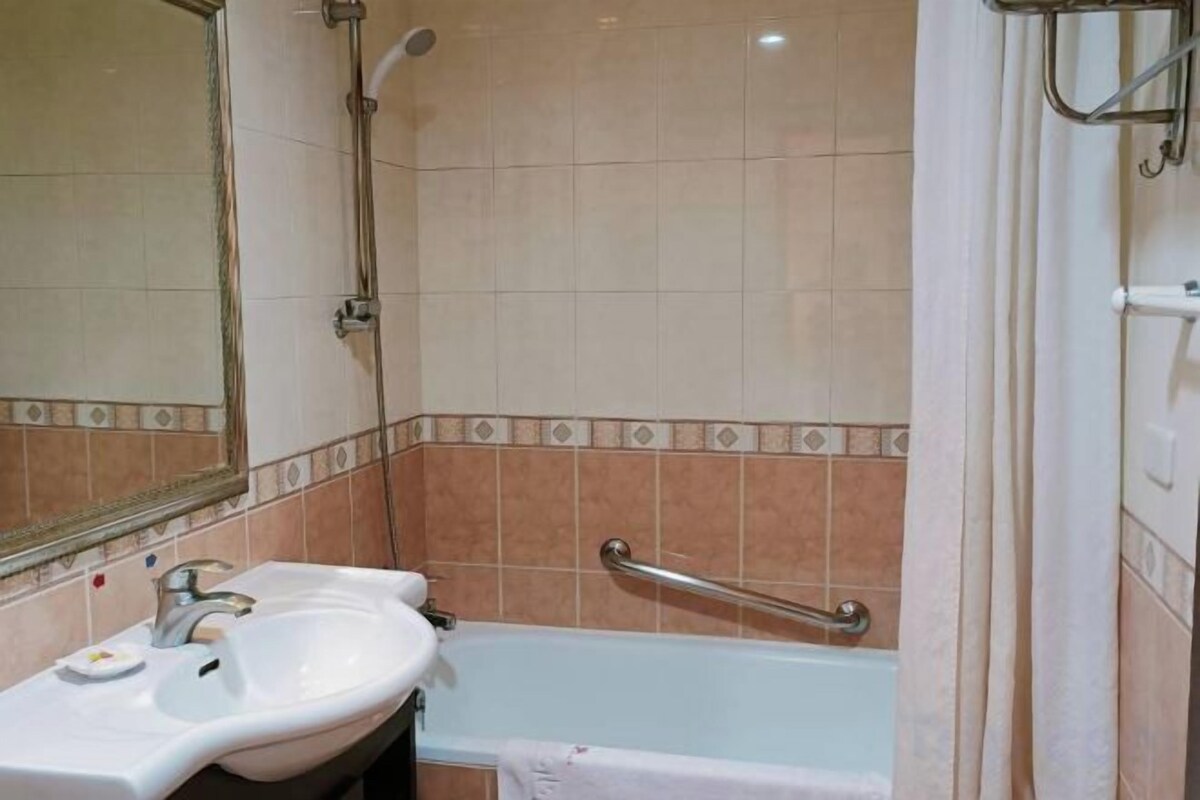 Bathroom | Combined shower/tub, deep soaking tub, free toiletries, hair dryer