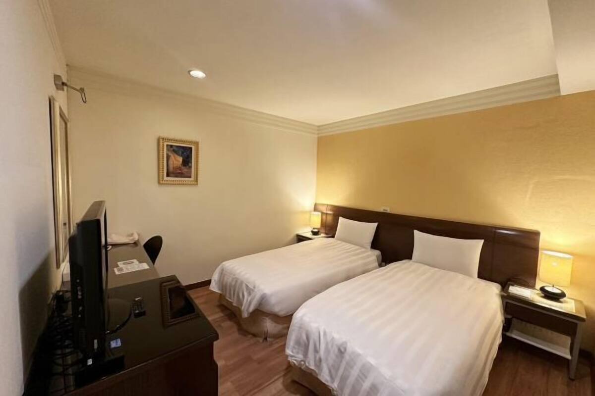Premium bedding, desk, blackout curtains, free WiFi