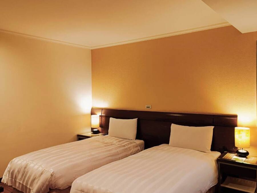 Ropa de cama de alta calidad, escritorio, cortinas opacas y wifi gratis