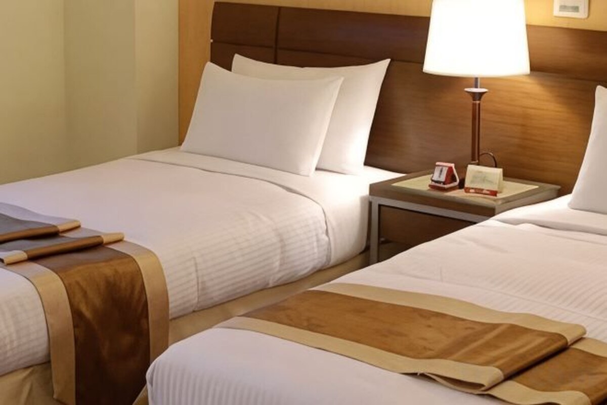 Premium bedding, desk, blackout drapes, WiFi (free)