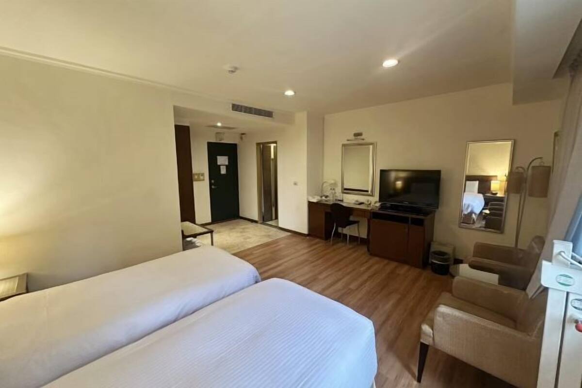 Premium bedding, desk, blackout curtains, free WiFi