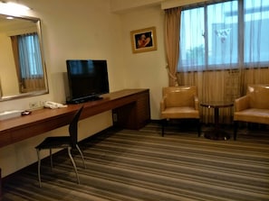 Deluxe Double Room | Living area | LCD TV - Cultural Trust Hotel (Tainan)