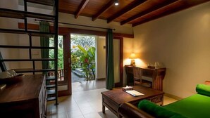 Deluxe Bungalow with Bathtub and Pool View | 客房内保险箱、办公桌、隔音、熨斗/熨衣板