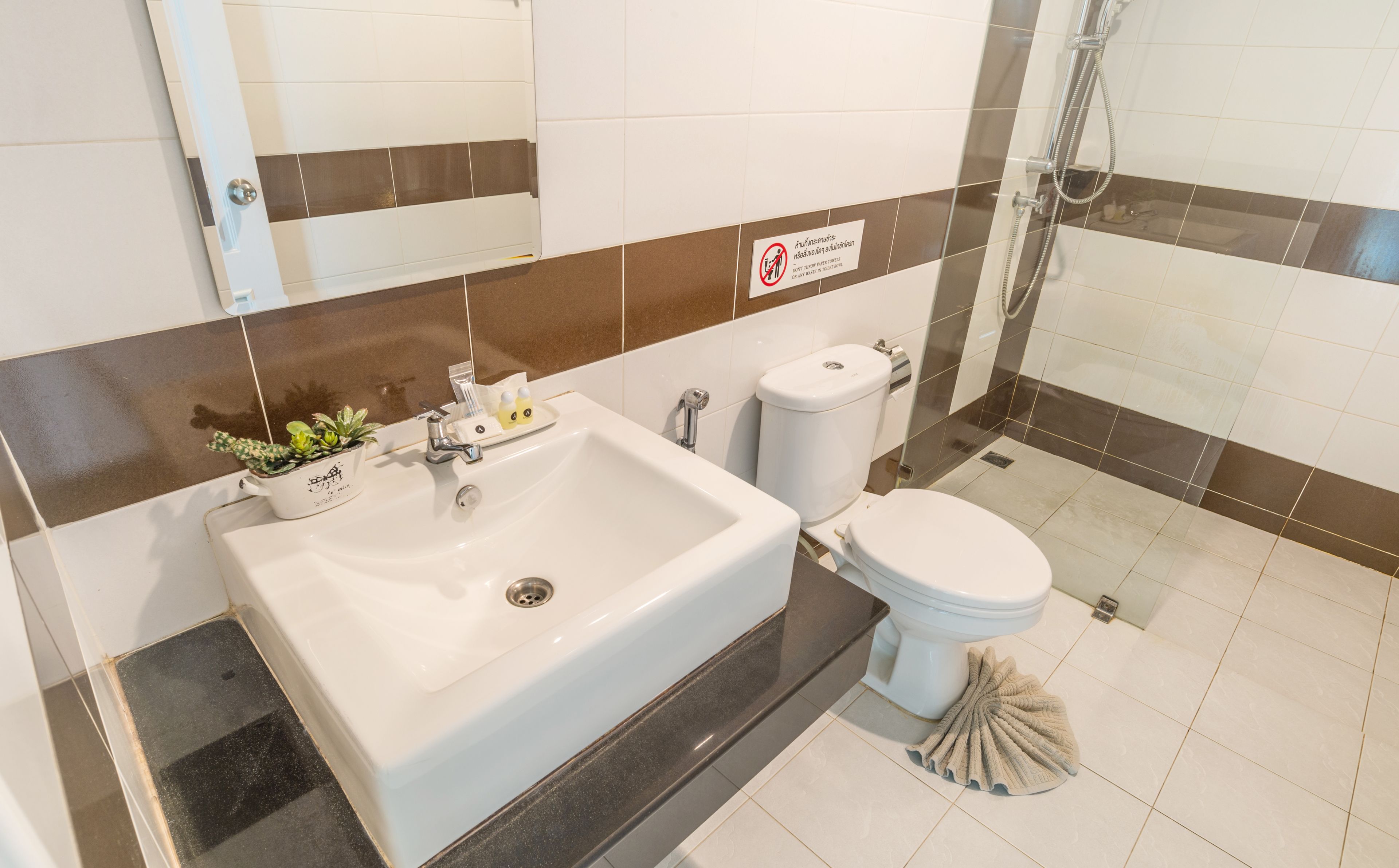 superior room | bathroom amenities | shower, free toiletries, towels