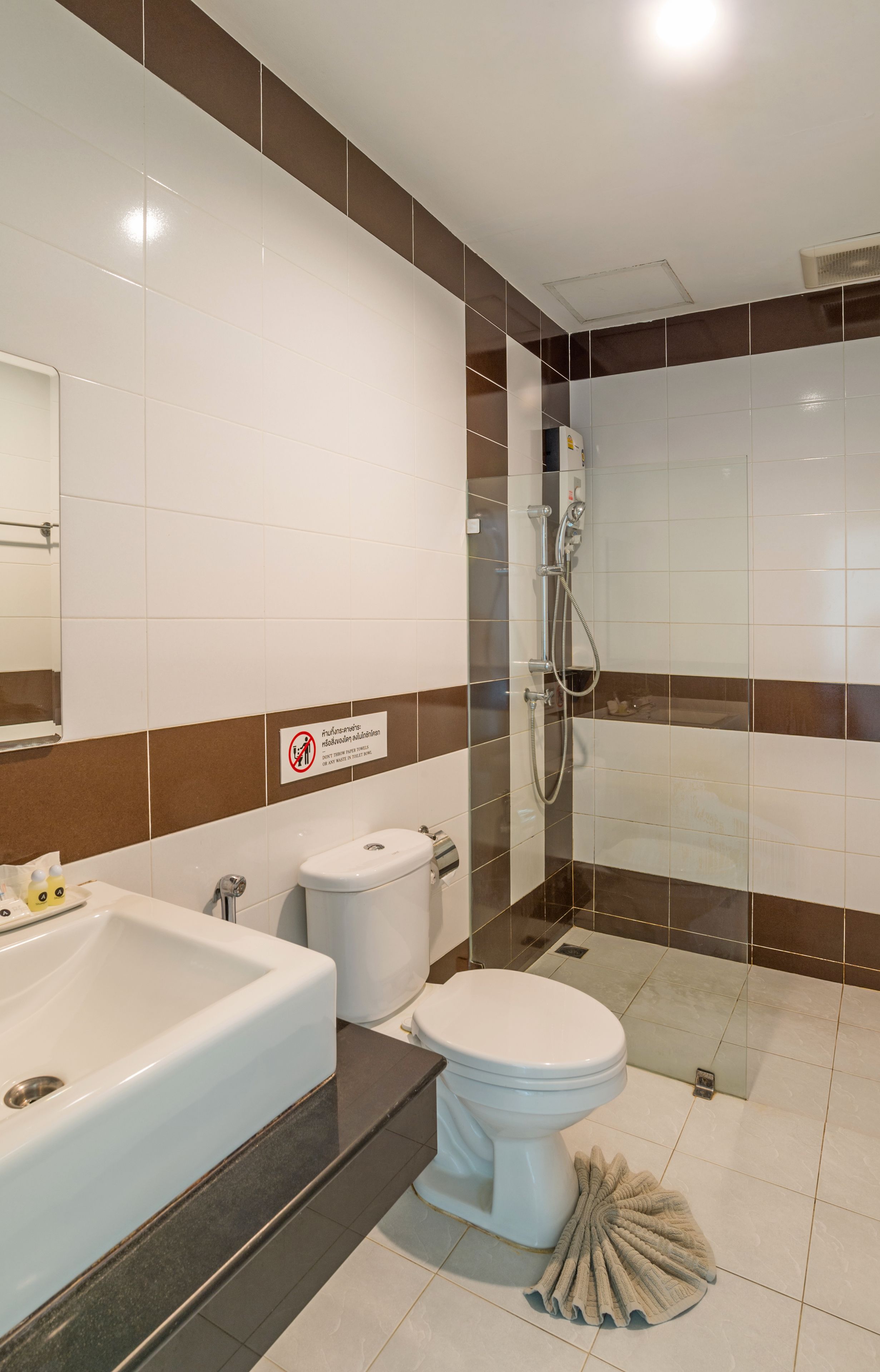 superior room | bathroom amenities | shower, free toiletries, towels