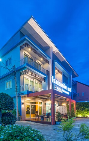 Front of property - evening/night - Alisa Krabi Hotel (Krabi)