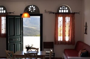 Departamento (2 Adults) | Área de sala de estar | Televisión de pantalla plana