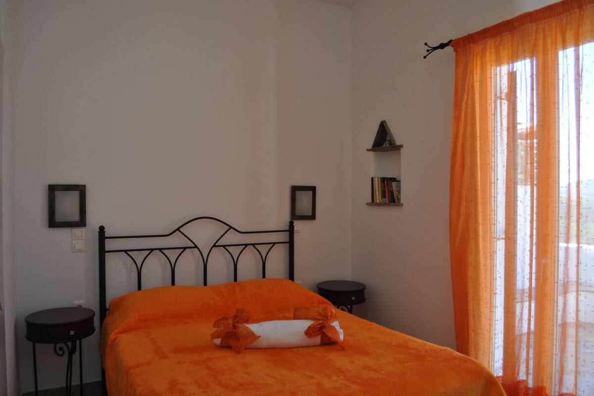 Apartment (3 Adults) | Soundproofing, iron/ironing board, free cribs/infant beds, free WiFi