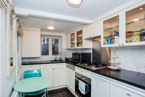 Apartment, 1 Bedroom | Private kitchen | Fridge, microwave, oven, stovetop - Cozy 1 Bedroom Apartment near Harrods, Knightsbridge (London)