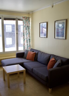 En 30-tommers Flatskjerm-TV med kabel-kanaler samt TV