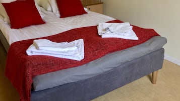 Escritorio y espacio para trabajar con laptop