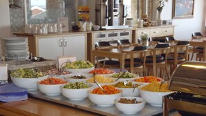 Un buffet proposant divers plats et une station de grillades.