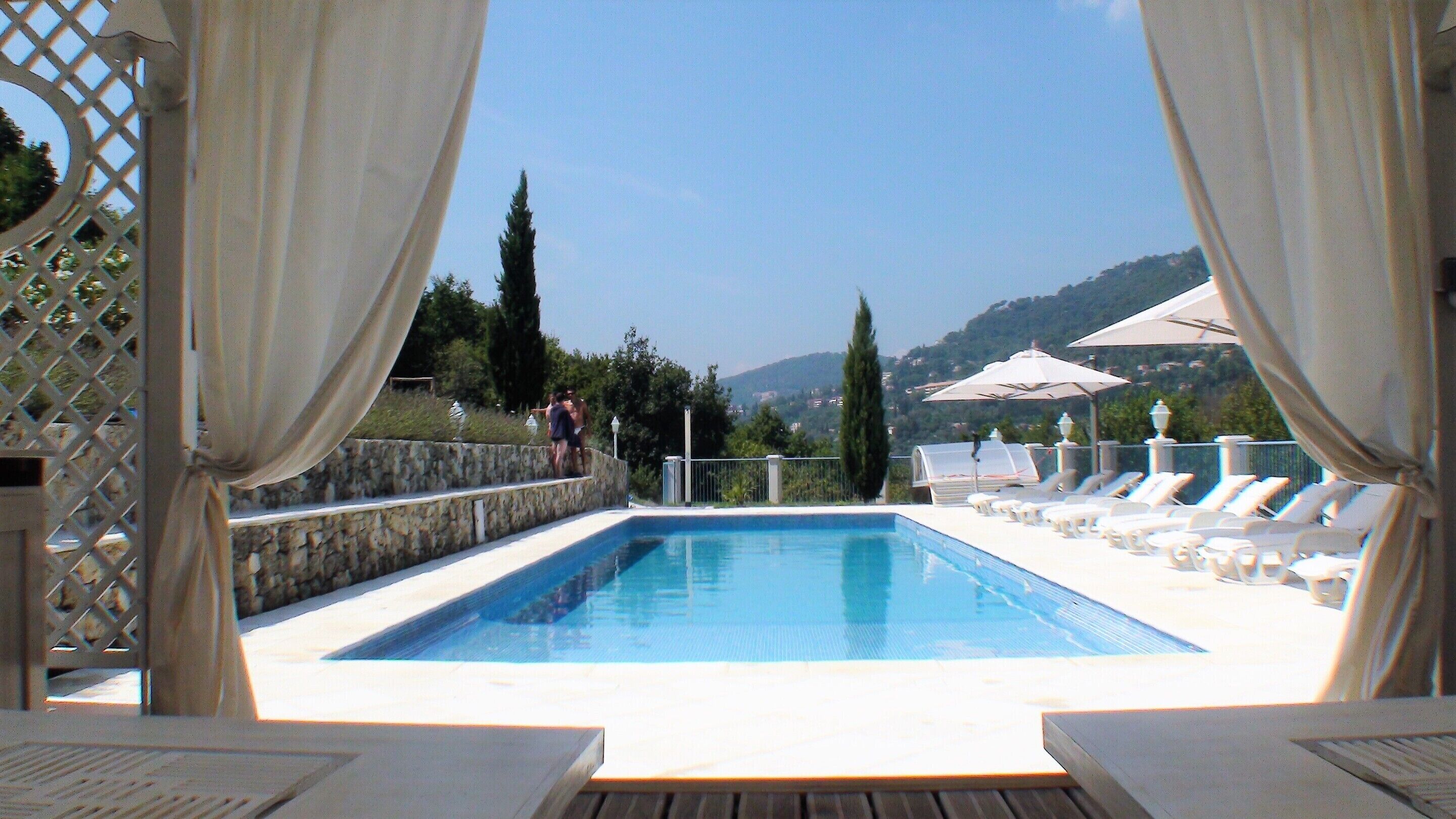 Alberca al aire libre, alberca climatizada y camastros