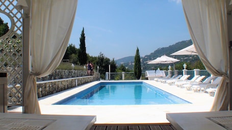 Outdoor pool, a heated pool, sun loungers. B&B With Charm - Quiet With Kitchen & sw Pool