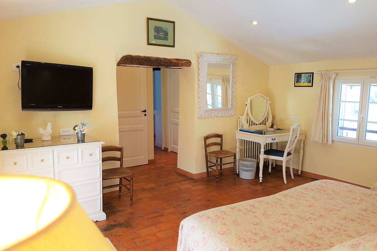 Dobbelt- eller tomannsrom, eget bad ( La chambre des Jasmins)