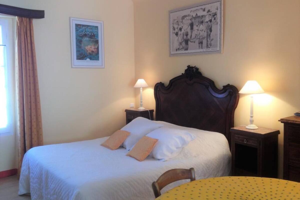 Firemannsrom, eget bad ( La suite des Oliviers)