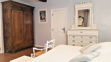 Chambre Double, salle de bains attenante (La chambre des Roses)