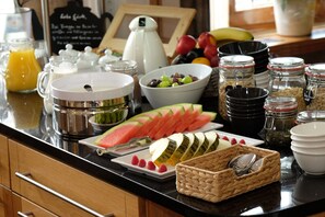 อาหารเช้าแบบบุฟเฟ่ต์ทุกวัน (EUR 9.00 ต่อคน)