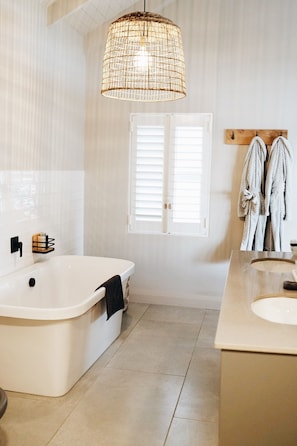 Deluxe suite, 1 slaapkamer, en-suite badkamer, uitzicht op zee | Badkamer | Een aparte badkuip en douche, badjassen, handdoeken