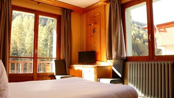 Standard Double Room | Premium bedding, desk, iron/ironing board, free WiFi