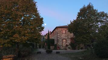 Fassade der Unterkunft â Abend/Nacht