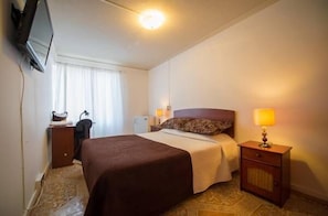 Habitación doble estándar, 1 cama matrimonial | Wifi gratis 