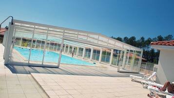 Piscine couverte, piscine extérieure, chaises longues
