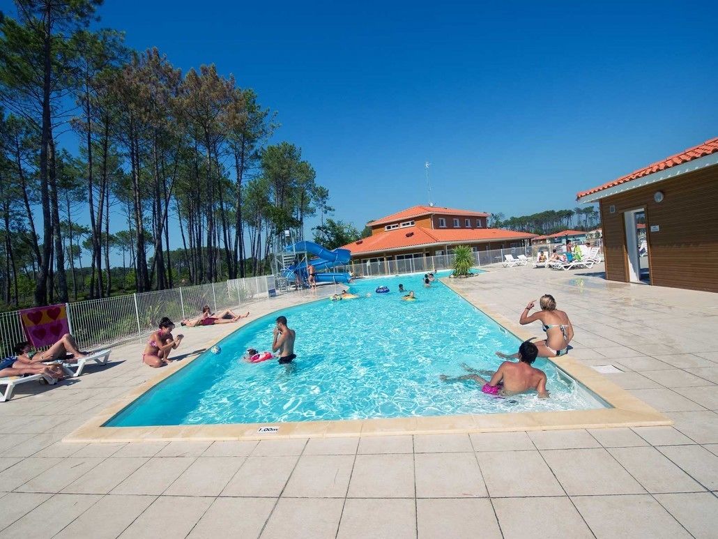 Piscine couverte, piscine extérieure, chaises longues