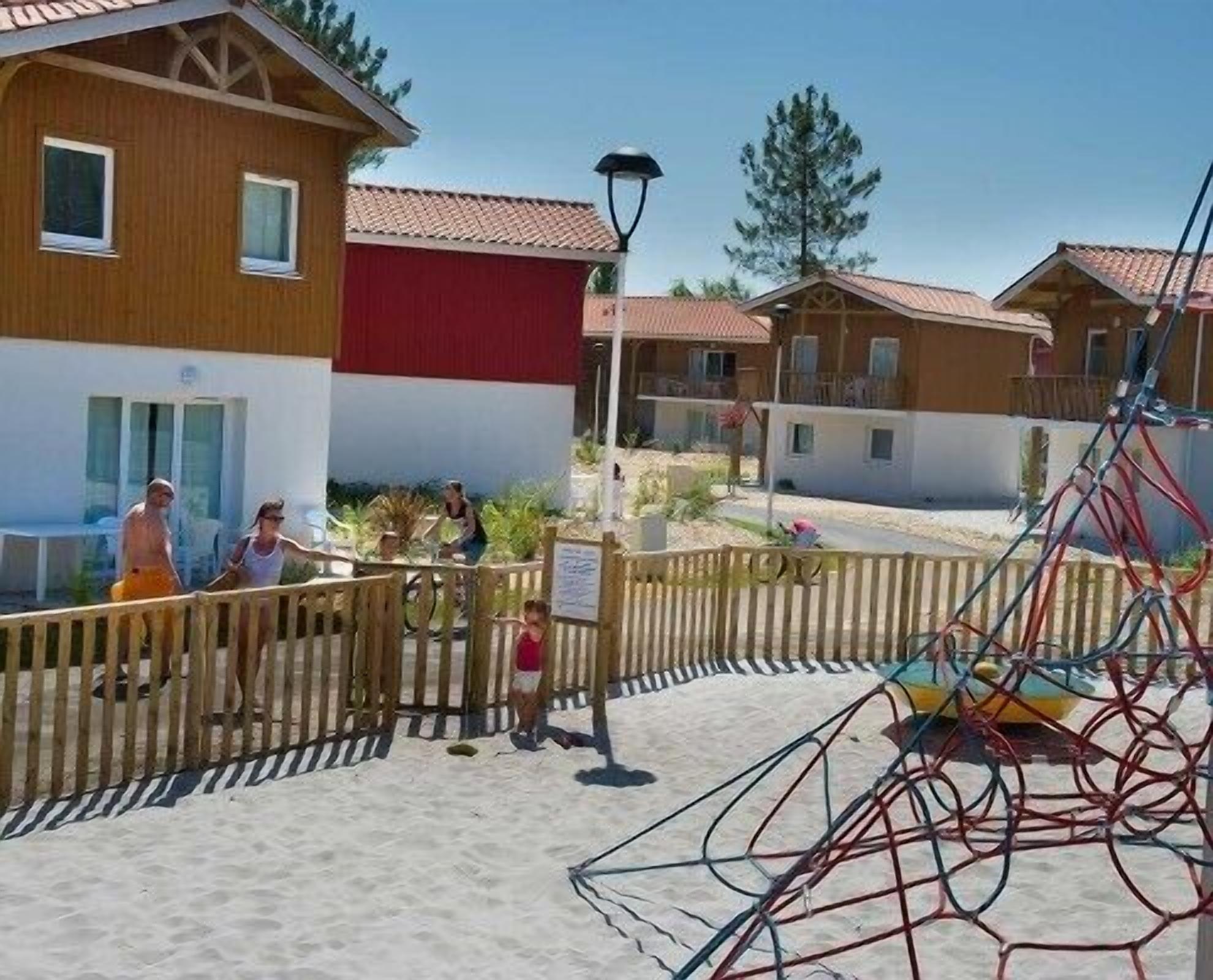 Un complexe hôtelier en bord de mer, doté de chalets en bois, d’une plage de sable et d’un filet de volley-ball.