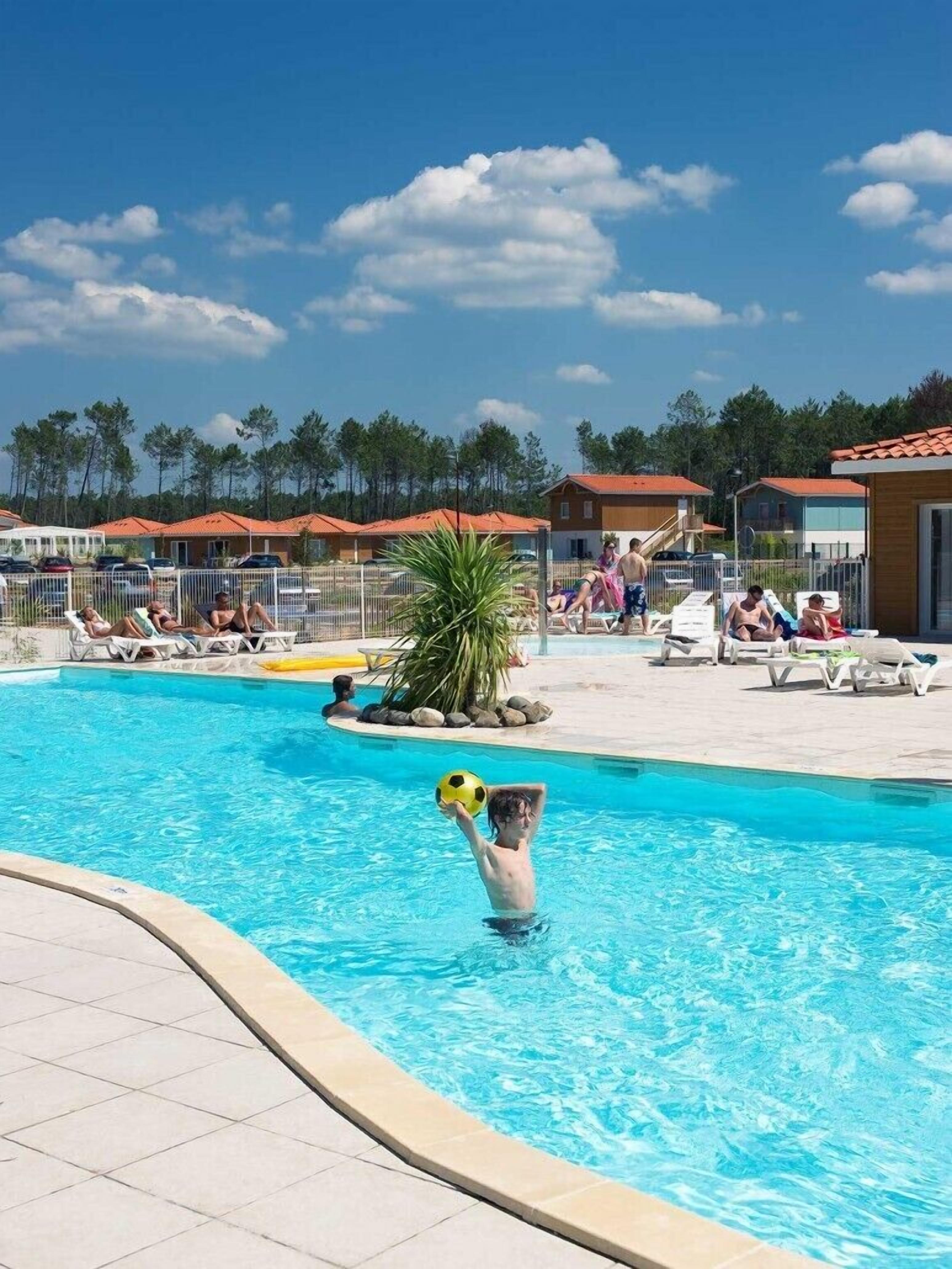 Piscina interna, piscina externa, espreguiçadeiras