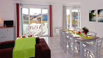 Villa, 3 chambres, terrasse (34) | Salle de séjour | Télévision à écran plat